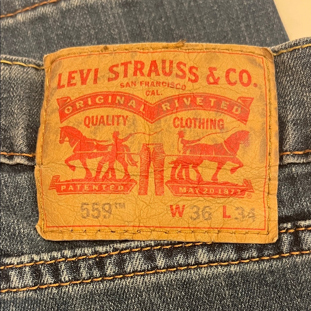 Relaxed, Straight Levi’s 559 - W36, L34